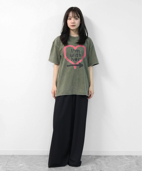 GARAGE MADE（ガレージメイド）の「レディースM～Lサイズ　ユニセックス　ピグメントプリント　BIG　Tシャツ　I’M WHITH HER（Tシャツ/カットソー・レディース・ブルー/ブラック/ピンク/グリーン/アイボリー/グレー・S）」の13枚目の写真