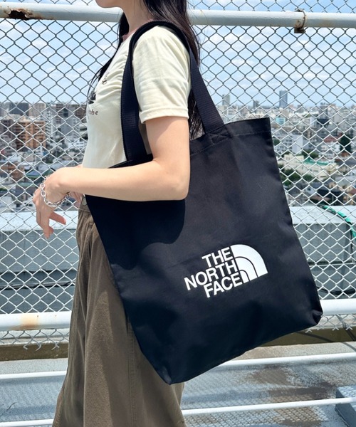 THE NORTH FACE(ザノースフェイス)の「THE NORTH FACE(ザ・ノースフェイス)/A4対応 大容量 ロゴプリント コットン キャンバストートバッグ/TNF LOGO COTTON BAG M(トートバッグ・レディース・クリーム/ブラック・FREE)」の1枚目の写真