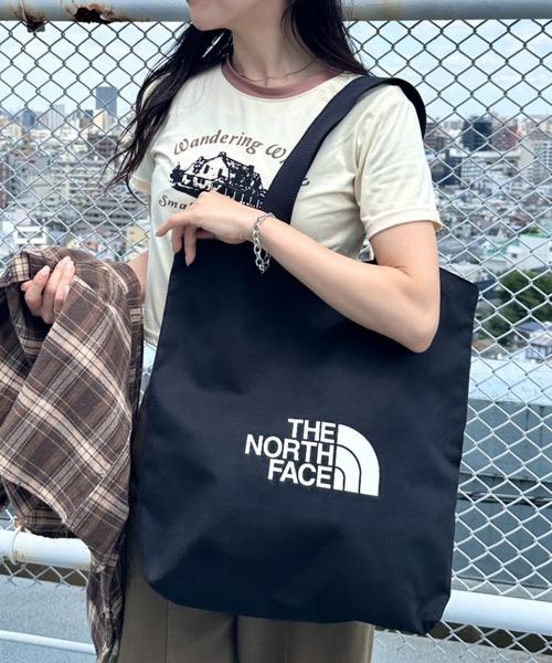 THE NORTH FACE(ザノースフェイス)の「THE NORTH FACE(ザ・ノースフェイス)/A4対応 大容量 ロゴプリント コットン キャンバストートバッグ/TNF LOGO COTTON BAG M(トートバッグ・レディース・クリーム/ブラック・FREE)」の5枚目の写真
