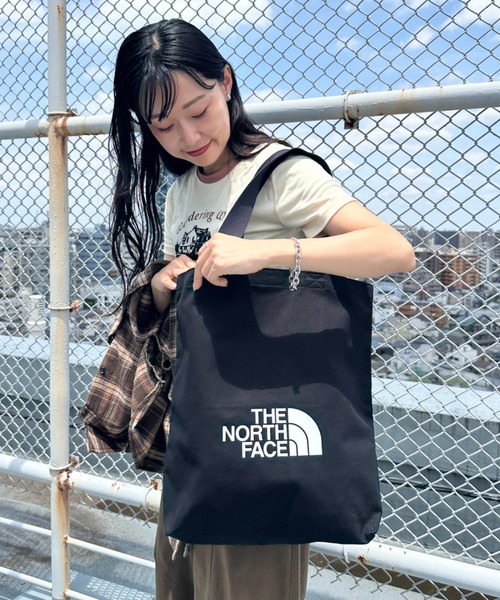 THE NORTH FACE(ザノースフェイス)の「THE NORTH FACE(ザ・ノースフェイス)/A4対応 大容量 ロゴプリント コットン キャンバストートバッグ/TNF LOGO COTTON BAG M(トートバッグ・レディース・クリーム/ブラック・FREE)」の6枚目の写真