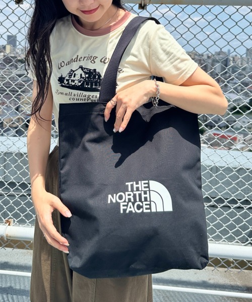THE NORTH FACE(ザノースフェイス)の「THE NORTH FACE(ザ・ノースフェイス)/A4対応 大容量 ロゴプリント コットン キャンバストートバッグ/TNF LOGO COTTON BAG M(トートバッグ・レディース・クリーム/ブラック・FREE)」の4枚目の写真