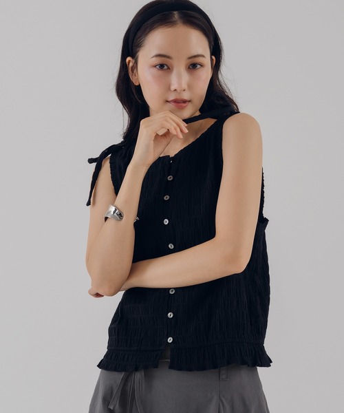MUHET（ミュエータ）の「shirring sleeveless ribbon blouse / ノースリーブシャーリングリボンブラウス（シャツ/ブラウス・レディース・ライトグリーン/アイボリー/ブラック・FREE）」の2枚目の写真