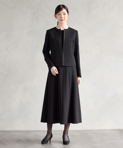 AIMER（エメ）の「【喪服・礼服】マシンウォッシャブル サテン切替ノーカラージャケット・Aラインワンピース 2点セットブラックフォーマルアンサンブル（スーツセット・レディース・ブラック・9号/11号/13号/15号）」の2枚目の写真