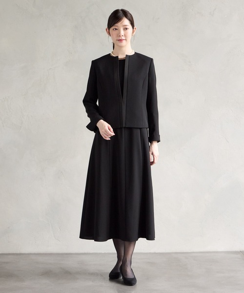 AIMER（エメ）の「【喪服・礼服】マシンウォッシャブル サテン切替ノーカラージャケット・Aラインワンピース 2点セットブラックフォーマルアンサンブル（スーツセット・レディース・ブラック・9号/11号/13号/15号）」の3枚目の写真