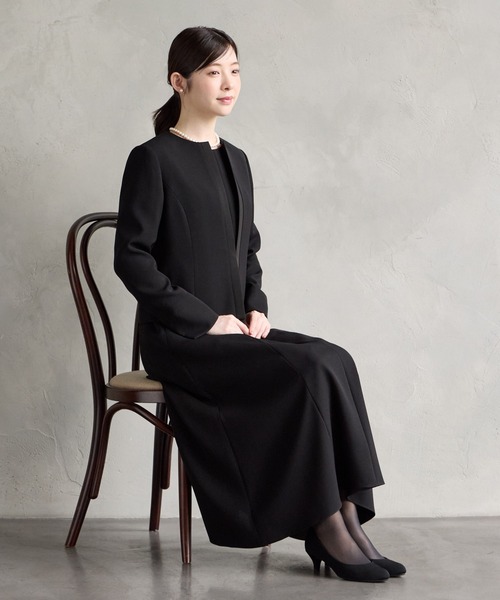 AIMER（エメ）の「【喪服・礼服】マシンウォッシャブル サテン切替ノーカラージャケット・Aラインワンピース 2点セットブラックフォーマルアンサンブル（スーツセット・レディース・ブラック・9号/11号/13号/15号）」の5枚目の写真