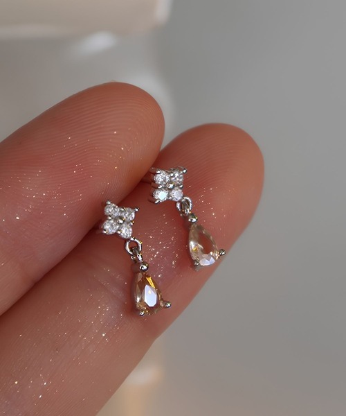yu-ka(ユーカ)の「YU-KA:ミニクローバードロップピアス Mini Clover Drop Earrings(ピアス(両耳用)・レディース・シルバー/ゴールド・FREE)」の1枚目の写真