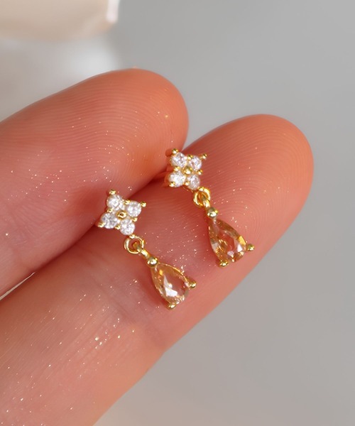 yu-ka(ユーカ)の「YU-KA:ミニクローバードロップピアス Mini Clover Drop Earrings(ピアス(両耳用)・レディース・シルバー/ゴールド・FREE)」の2枚目の写真