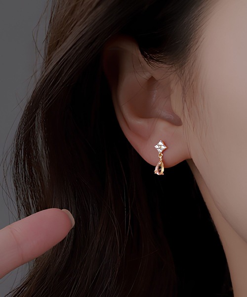 yu-ka(ユーカ)の「YU-KA:ミニクローバードロップピアス Mini Clover Drop Earrings(ピアス(両耳用)・レディース・シルバー/ゴールド・FREE)」の3枚目の写真