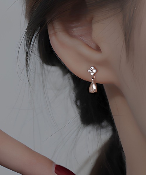 yu-ka(ユーカ)の「YU-KA:ミニクローバードロップピアス Mini Clover Drop Earrings(ピアス(両耳用)・レディース・シルバー/ゴールド・FREE)」の4枚目の写真