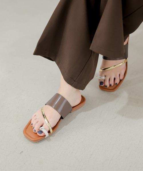 AMELY（エミリー）の「ゴールドライントングフラットサンダル（サンダル・レディース・グレー/ホワイト/ブラック・35/39/38/40/37/36）」の12枚目の写真