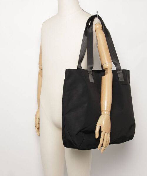 ALPAKA(アルパカ)の「ALPAKA / アルパカ Elements Tote (L) (Black Axoflux 210D) 撥水 軽量 大容量 PCトートバッグ(トートバッグ・メンズ・ブラック・FREE)」の9枚目の写真