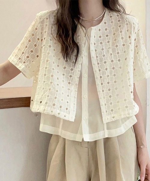 Doux Belle(ドゥーベル)の「カットワークレースブラウス(シャツ/ブラウス・レディース・ベージュ・MEDIUM/LARGE/X-LARGE)」の2枚目の写真