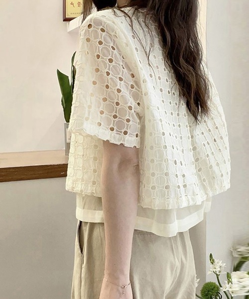 Doux Belle(ドゥーベル)の「カットワークレースブラウス(シャツ/ブラウス・レディース・ベージュ・MEDIUM/LARGE/X-LARGE)」の5枚目の写真