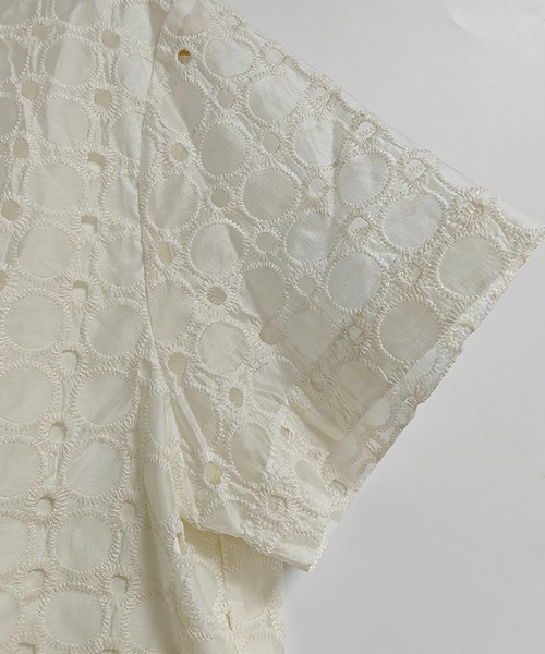 Doux Belle(ドゥーベル)の「カットワークレースブラウス(シャツ/ブラウス・レディース・ベージュ・MEDIUM/LARGE/X-LARGE)」の12枚目の写真