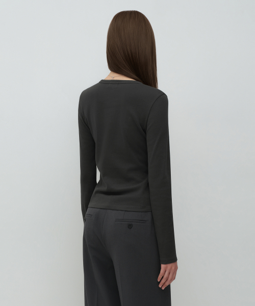 MUSINSA STANDARD WOMAN（ムシンサスタンダードウーマン）の「ウィメンズスリムクルーネック長袖Tシャツ[チャコールグレー]（Tシャツ/カットソー・レディース・その他・X-SMALL/MEDIUM/SMALL/LARGE）」の3枚目の写真