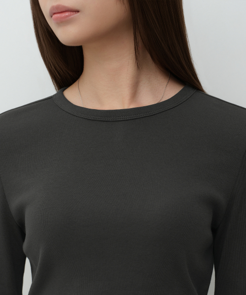 MUSINSA STANDARD WOMAN（ムシンサスタンダードウーマン）の「ウィメンズスリムクルーネック長袖Tシャツ[チャコールグレー]（Tシャツ/カットソー・レディース・その他・X-SMALL/MEDIUM/SMALL/LARGE）」の4枚目の写真