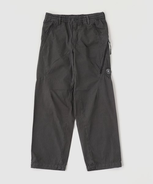 C.P. COMPANY(シーピーカンパニー)の「C.P.Company / シーピーカンパニー MICRO-REPS LOOSE SEAMLESS PANTS(カーゴパンツ・メンズ・ブラック系その他/ブラック/ベージュ・44/46)」の1枚目の写真