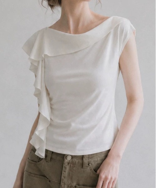 ＆soiree（アンドソワレ）の「アシンメトリードレープレイヤードトップス（その他トップス・レディース・オフホワイト・SMALL/MEDIUM/LARGE）」の3枚目の写真