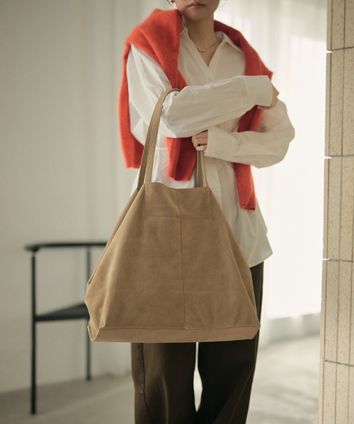 LAULEN（ローレン）の「suede touch wide shoulder bag /スエードタッチワイドショルダーバッグ（トートバッグ・レディース・ベージュ/カーキ/グレー・FREE）」の2枚目の写真