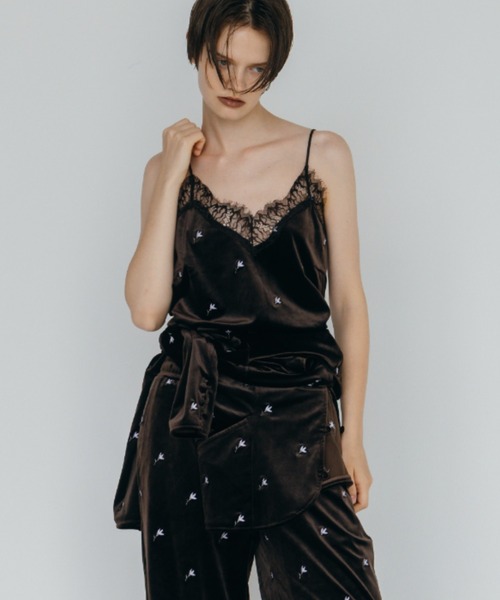 CREDONA(クレドナ)の「FLOWER EMBROIDERY VELOR TOPS/フラワーエンブロイダリーベロアトップス(ニット/セーター・レディース・ブラウン/ブラック・FREE)」の2枚目の写真