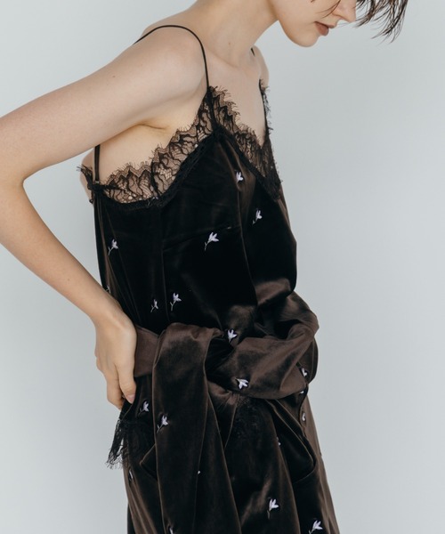 CREDONA(クレドナ)の「FLOWER EMBROIDERY VELOR TOPS/フラワーエンブロイダリーベロアトップス(ニット/セーター・レディース・ブラウン/ブラック・FREE)」の7枚目の写真