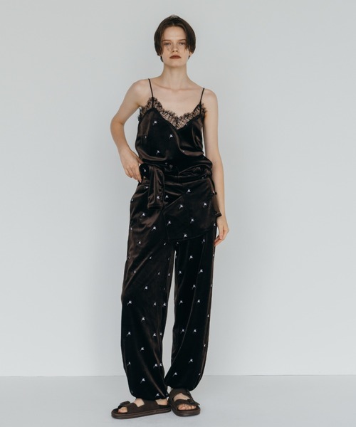 CREDONA(クレドナ)の「FLOWER EMBROIDERY VELOR TOPS/フラワーエンブロイダリーベロアトップス(ニット/セーター・レディース・ブラウン/ブラック・FREE)」の3枚目の写真