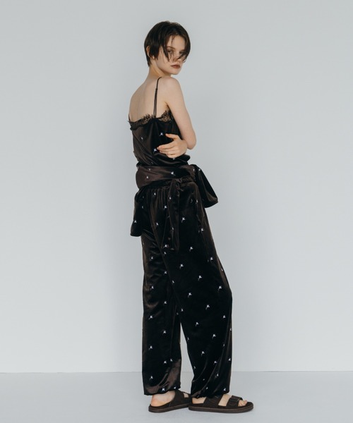 CREDONA(クレドナ)の「FLOWER EMBROIDERY VELOR TOPS/フラワーエンブロイダリーベロアトップス(ニット/セーター・レディース・ブラウン/ブラック・FREE)」の11枚目の写真