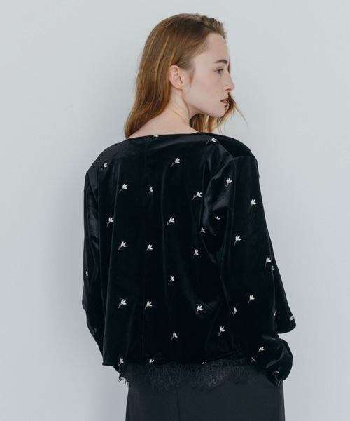 CREDONA(クレドナ)の「FLOWER EMBROIDERY VELOR TOPS/フラワーエンブロイダリーベロアトップス(ニット/セーター・レディース・ブラウン/ブラック・FREE)」の15枚目の写真