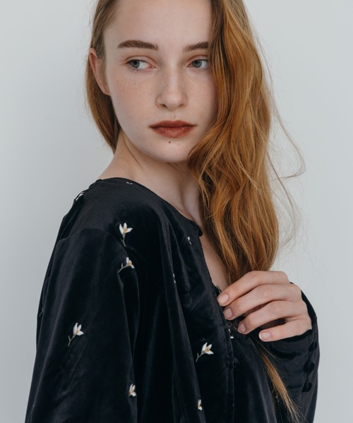 CREDONA(クレドナ)の「FLOWER EMBROIDERY VELOR TOPS/フラワーエンブロイダリーベロアトップス(ニット/セーター・レディース・ブラウン/ブラック・FREE)」の16枚目の写真