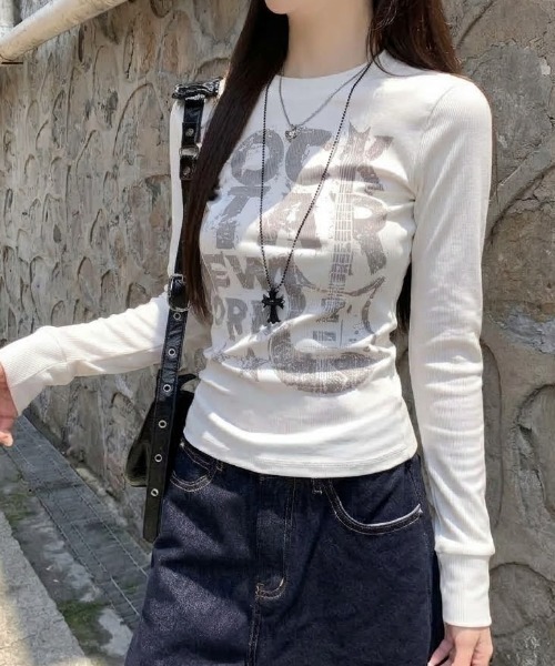 SHEPP(シープ)の「【26年秋冬新作】《長袖》Y2K グラフィックロゴプリントピチTシャツ ロンT(Tシャツ/カットソー・レディース・グレー/ブラック/ホワイト/ネイビー・M)」の2枚目の写真