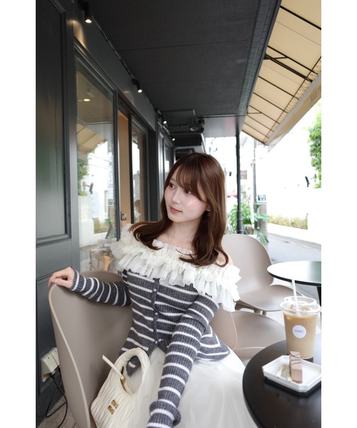 MISTREASS(ミストレアス)の「Frilly Border Off Shoulder Knit Top(ニット/セーター・レディース・ネイビー/グレー/ホワイト・FREE)」の2枚目の写真