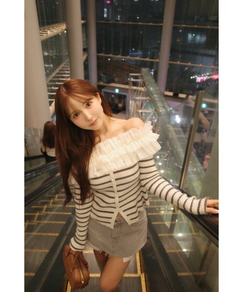 MISTREASS(ミストレアス)の「Frilly Border Off Shoulder Knit Top(ニット/セーター・レディース・ネイビー/グレー/ホワイト・FREE)」の1枚目の写真