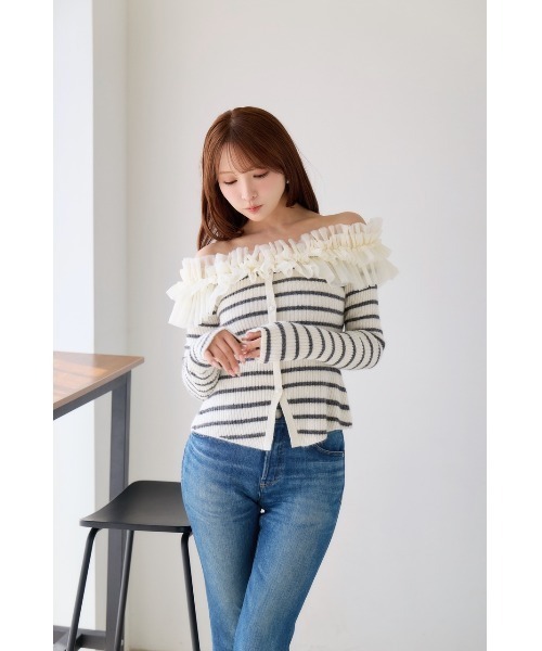 MISTREASS(ミストレアス)の「Frilly Border Off Shoulder Knit Top(ニット/セーター・レディース・ネイビー/グレー/ホワイト・FREE)」の4枚目の写真