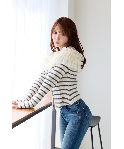 MISTREASS(ミストレアス)の「Frilly Border Off Shoulder Knit Top(ニット/セーター・レディース・ネイビー/グレー/ホワイト・FREE)」の5枚目の写真