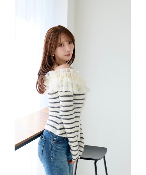 MISTREASS(ミストレアス)の「Frilly Border Off Shoulder Knit Top(ニット/セーター・レディース・ネイビー/グレー/ホワイト・FREE)」の8枚目の写真