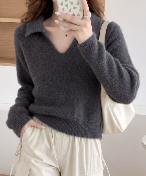 Lips(リップス)の「【ふわふわシャギー素材で季節感たっぷり!襟付きVネックが大人かわいいニットプルオーバー】(ニット/セーター・レディース・ブラック/グレー/アイボリー・FREE)」の3枚目の写真