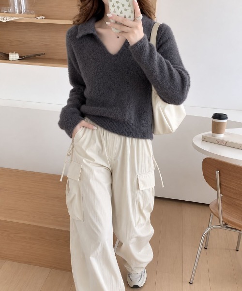 Lips(リップス)の「【ふわふわシャギー素材で季節感たっぷり!襟付きVネックが大人かわいいニットプルオーバー】(ニット/セーター・レディース・ブラック/グレー/アイボリー・FREE)」の10枚目の写真