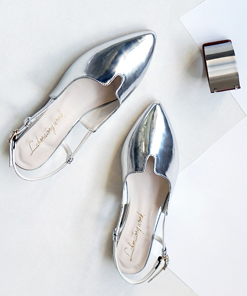 laboratory work(ラボラトリーワーク)の「Vカット メタルヒールサンダル(サンダル・レディース・シルバー/ブラック/カーキ・MEDIUM/LARGE)」の3枚目の写真
