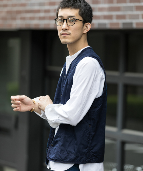 WORK NOT WORK URBAN RESEARCH（ワークノットワークアーバンリサーチ）の「WORK NOT WORK　硫化染ワークポケットベスト（ベスト・メンズ・グレー/ネイビー・MEDIUM/LARGE）」の2枚目の写真