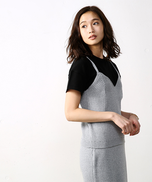 AZUL by moussy（アズールバイマウジー）の「キャミレイヤード半袖ニットプルオーバー（ニット/セーター・レディース・ブラック/グレー/イエロー・LARGE/SMALL/MEDIUM）」の2枚目の写真