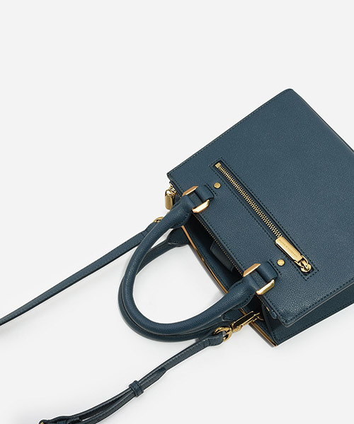 CHARLES & KEITH（チャールズ & キース）の「ベーシックストラクチャーハンドバッグ / BASIC STRUCTURED HANDBAG（ハンドバッグ・レディース・ブラック/レンガ/ダークネイビー・M）」の4枚目の写真