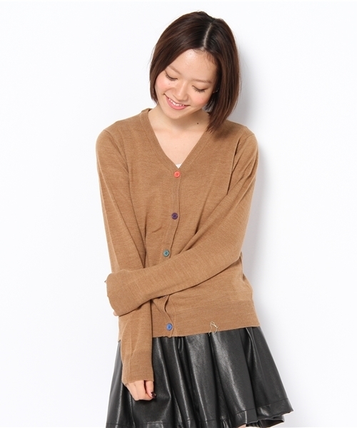 WEGO(ウィゴー)の「カラフル釦カシミアタッチVネックニットカーディガン(カーディガン/ボレロ・レディース・ダークグレー/ダークグリーン/ブルー/キャメル/マスタード/レッド・FREE)」の5枚目の写真