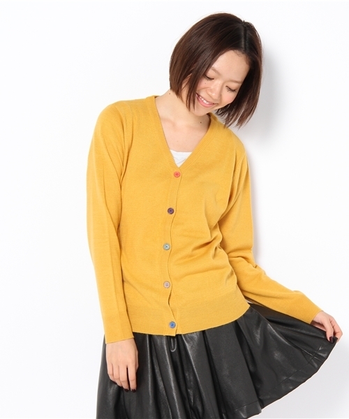 WEGO(ウィゴー)の「カラフル釦カシミアタッチVネックニットカーディガン(カーディガン/ボレロ・レディース・ダークグレー/ダークグリーン/ブルー/キャメル/マスタード/レッド・FREE)」の4枚目の写真
