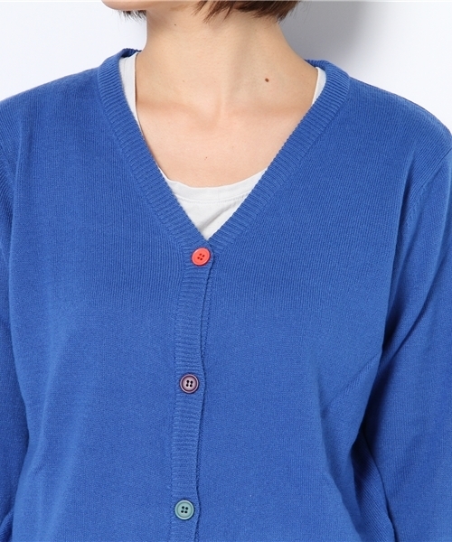 WEGO(ウィゴー)の「カラフル釦カシミアタッチVネックニットカーディガン(カーディガン/ボレロ・レディース・ダークグレー/ダークグリーン/ブルー/キャメル/マスタード/レッド・FREE)」の9枚目の写真