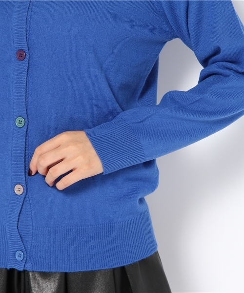 WEGO(ウィゴー)の「カラフル釦カシミアタッチVネックニットカーディガン(カーディガン/ボレロ・レディース・ダークグレー/ダークグリーン/ブルー/キャメル/マスタード/レッド・FREE)」の10枚目の写真