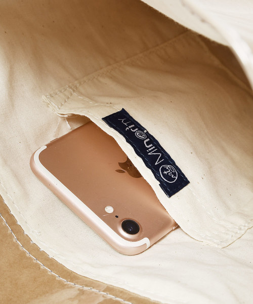 MinoriTY（マイノリティ）の「クリア PVCペーパートートバック ショッパー クリアバッグ（トートバッグ・メンズ・ベージュ・FREE）」の2枚目の写真