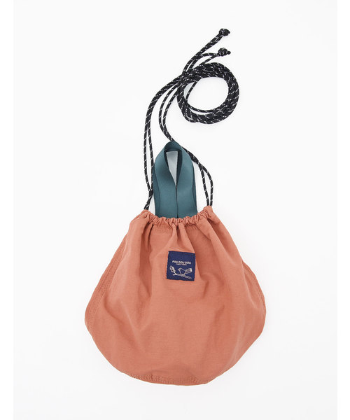 POU DOU DOU（プードゥドゥ）の「コットンナイロン巾着ポシェット（ショルダーバッグ・レディース・ブラック/オレンジ/ブルー・8）」の3枚目の写真