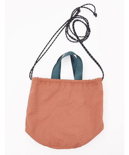 POU DOU DOU（プードゥドゥ）の「コットンナイロン巾着ポシェット（ショルダーバッグ・レディース・ブラック/オレンジ/ブルー・8）」の9枚目の写真