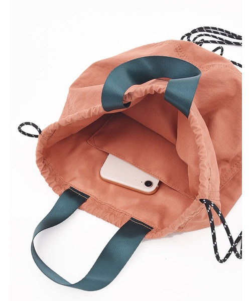 POU DOU DOU（プードゥドゥ）の「コットンナイロン巾着ポシェット（ショルダーバッグ・レディース・ブラック/オレンジ/ブルー・8）」の14枚目の写真