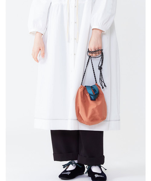 POU DOU DOU（プードゥドゥ）の「コットンナイロン巾着ポシェット（ショルダーバッグ・レディース・ブラック/オレンジ/ブルー・8）」の12枚目の写真